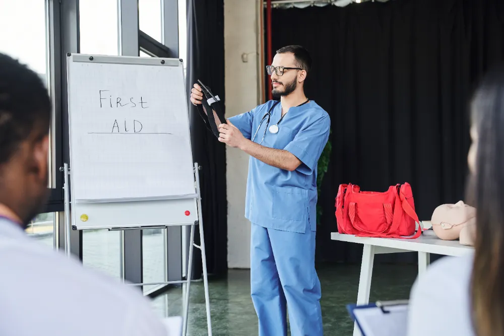 Ausbilder erklärt Erste Hilfe am Flipchart | Erste Hilfe Neuss
